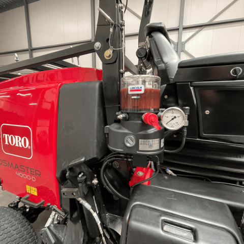 Toro Groundmaster met Lincoln vetsmering